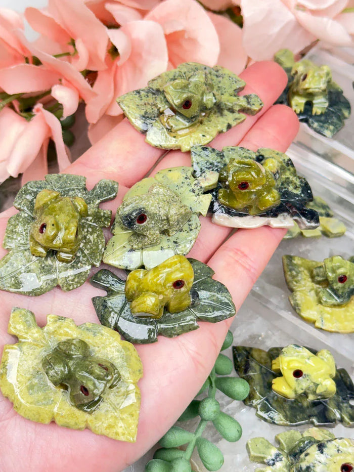 green-serpentine-frog-on-leaf-carving