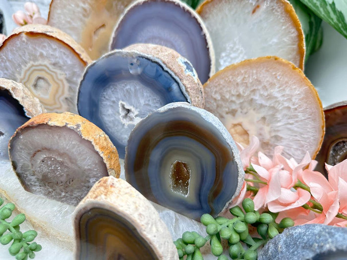 standing-agate-slice-crystals