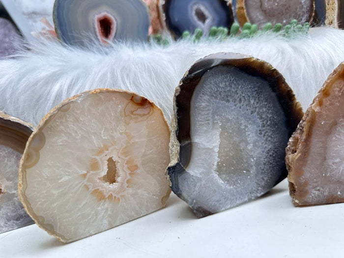 standing-agate-slice-crystals