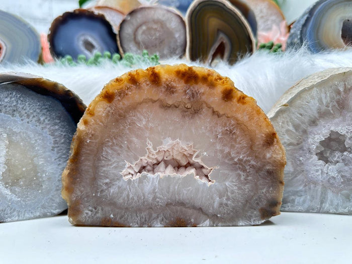 standing-agate-slice-crystals