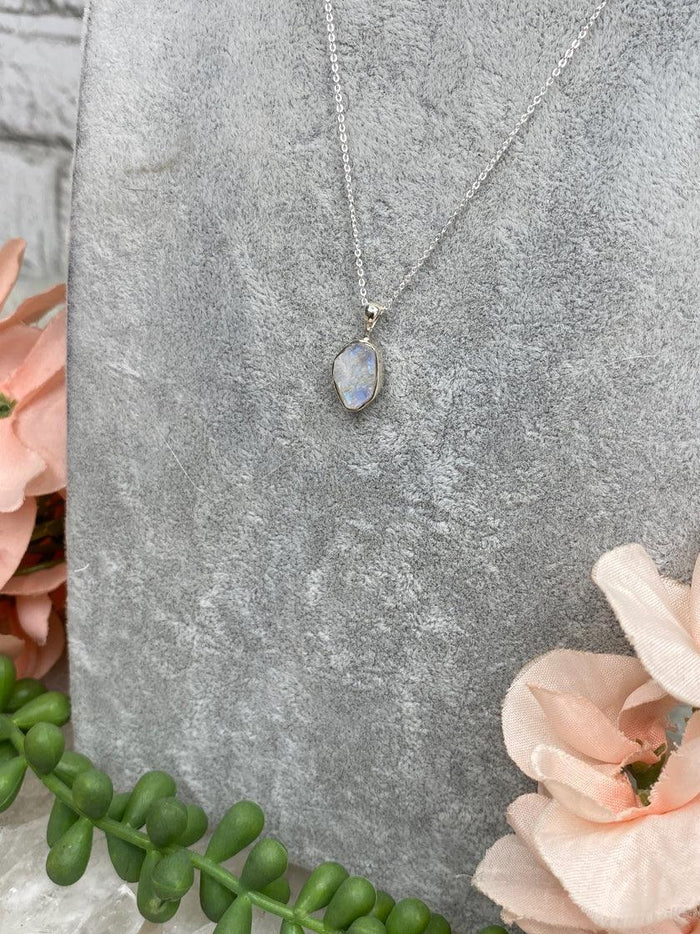 blue-flash-moonstone-pendant