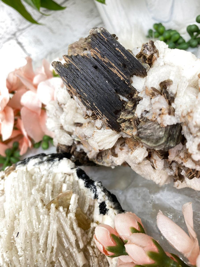 white-albite-clusters-with-mica